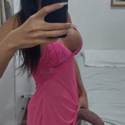 TS Pauzuda fazendo foto para o esposo